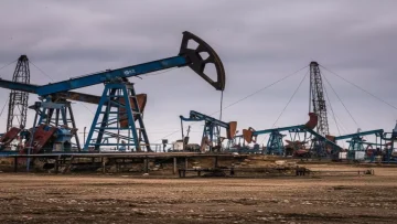 عاجل.. عاجل: انهيار النفط إلى 61 دولار… هل نشهد أزمة طاقة عالمية بسبب فائض الإمدادات؟