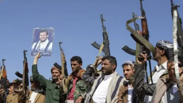 عاجل.. عاجل: الحوثيون يفرضون ضريبة 100% تخنق الاقتصاد… تقرير دولي يكشف كارثة الجوع القادمة!