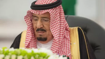 عاجل.. عاجل: خادم الحرمين يدرس قرار تاريخي… إلغاء الكفالة نهائياً والرسوم على المغتربين!