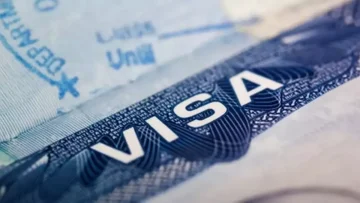 عاجل.. عاجل: السعودية تصدم الجميع بقرار تاريخي… 30 يومًا مجانية لكل تأشيرة منتهية!