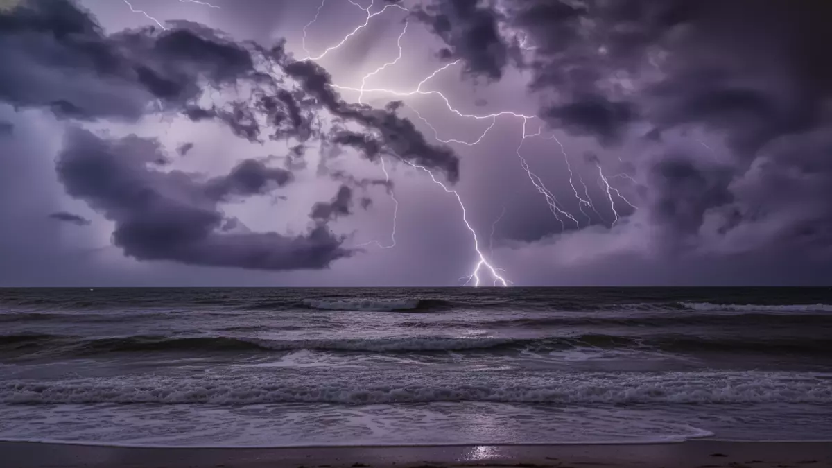 عاجل.. عاجل: عواصف مرعبة تضرب 4 مناطق بالمملكة اليوم – رياح بقوة 50 كم/ساعة وأمواج أعلى من الرجل البالغ!