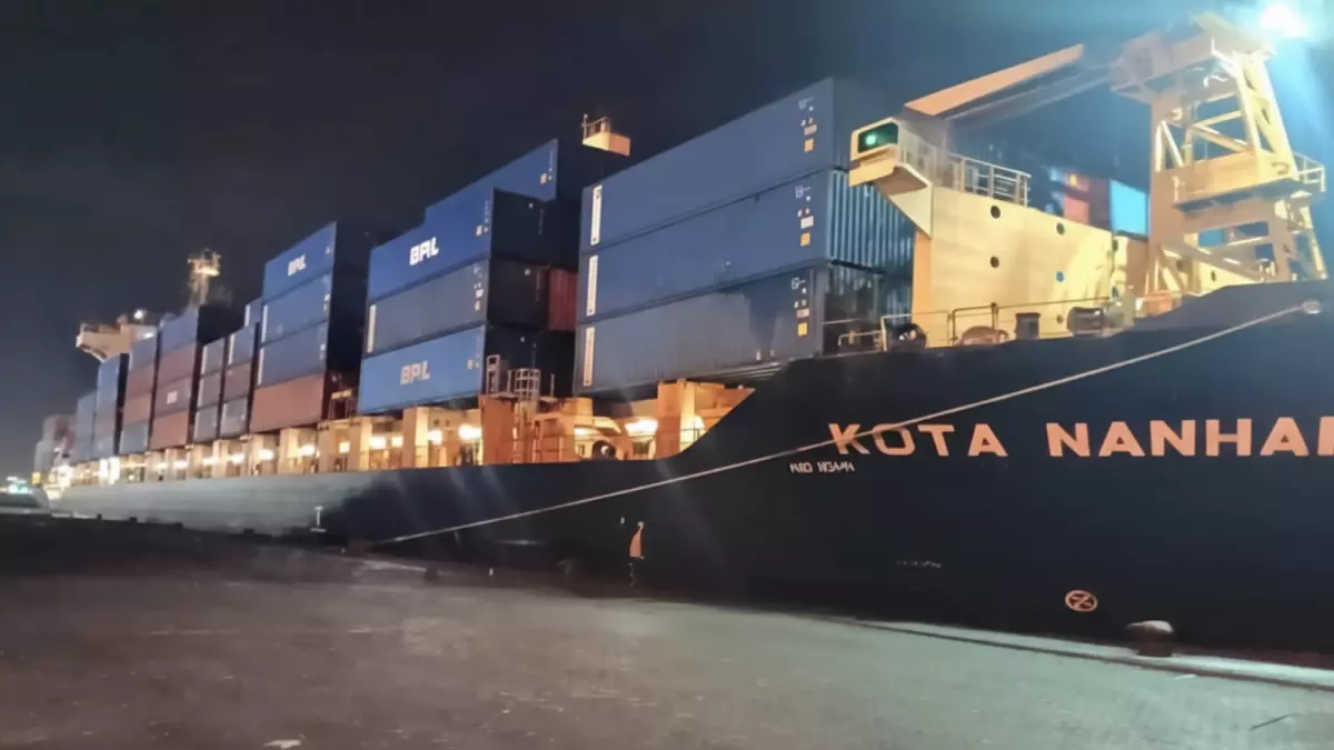 عاجل.. عاجل: ميناء عدن يحقق طفرة تشغيلية… 457 حاوية في يوم واحد تنهي أزمة الانتظار!