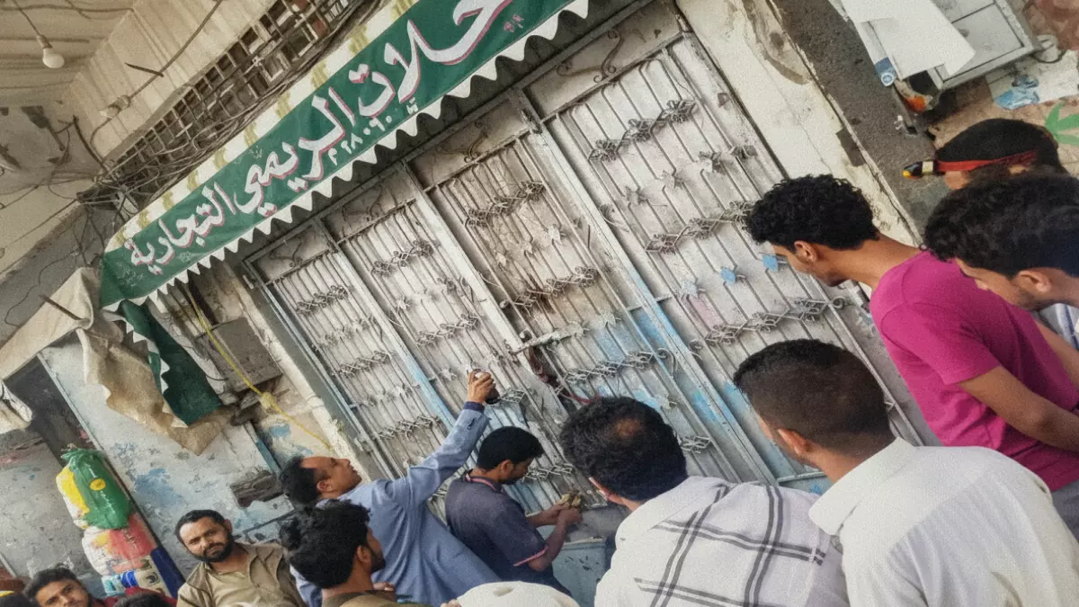 عاجل.. صادم: الحوثيون يغلقون 100 متجر في صنعاء خلال شهر واحد فقط… ابتزاز ممنهج يخنق آخر أنفاس التجار!