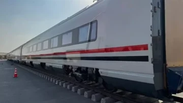 عاجل.. عاجل: قطار مطروح يدمر سيارة نقل محملة بأعمدة كهربائية… والنهاية معجزة!