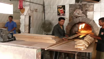 عاجل.. عاجل: صدمة في عدن.. تحديد سعر الروتي بـ 50 ريال والمخالف يواجه الإغلاق الفوري!