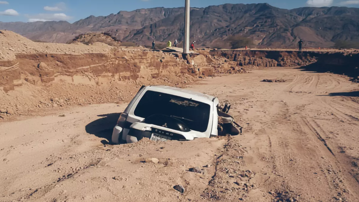 عاجل.. شاهد: لحظات مرعبة من السعودية… السيول تجرف المركبات والسائقون يصرخون طلباً للنجاة!