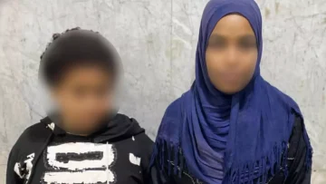 عاجل.. صادم: أم تستغل أطفالها في التسول بالقاهرة… والجروح على وجه ابنها تكشف الحقيقة المؤلمة!