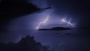 عاجل.. عاجل: إنذار أحمر يضرب 13 منطقة… عاصفة تاريخية تشل المملكة بالسيول والبرد!