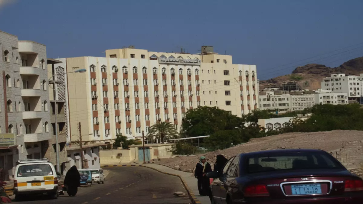 عاجل.. عاجل: الدولار الجمركي يهدد بانهيار مالي في عدن… الأسعار ترتفع 600% والمواطنون في مواجهة مجاعة حقيقية!