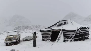 عاجل.. مشهد لن يتكرر: السعودية على موعد مع “عاصفة القرن” غداً.. ثلوج تغطي العاصمة وصواعق تضيء السماء!