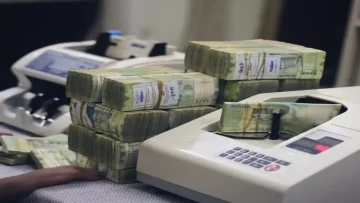 عاجل.. عاجل: فجوة صادمة بـ300% في أسعار الصرف بين عدن وصنعاء… الدولار يقفز لـ1633 ريال!