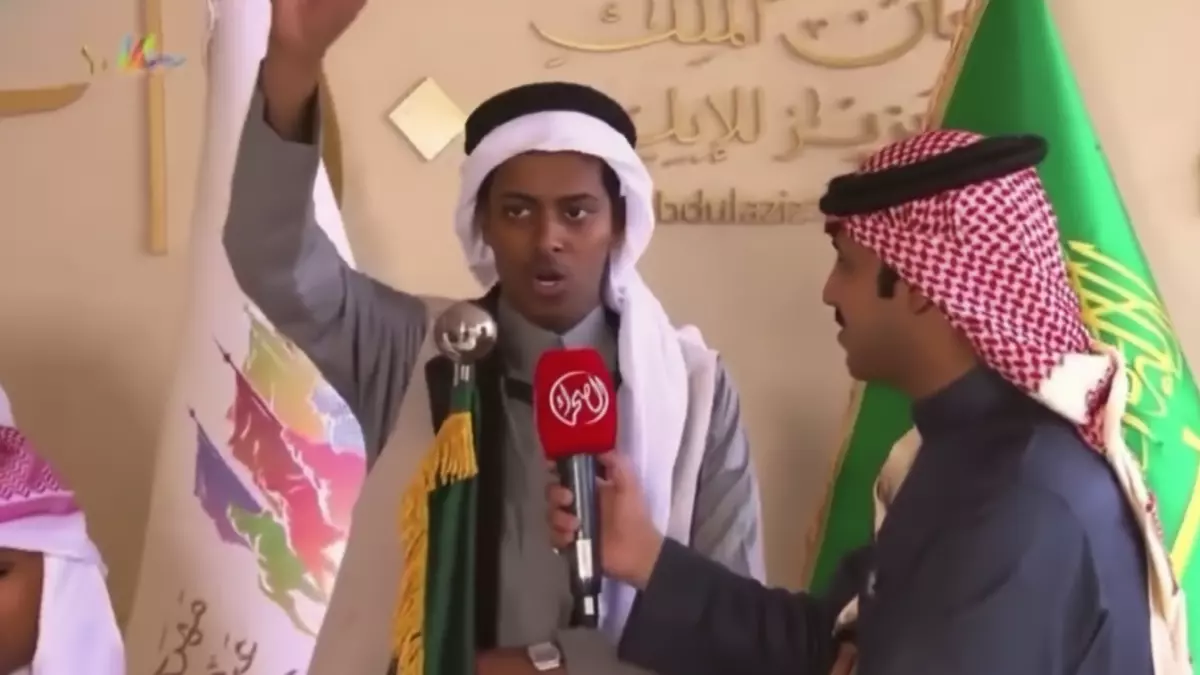 عاجل.. حصري: قعيد المجد يتصدق بجائزة مهرجان الملك عبدالعزيز عن الراحل أبو مرداع… شاهد اللحظة المؤثرة!