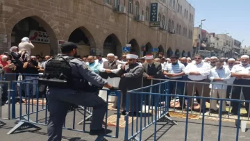 عاجل.. عاجل: 50 ألف مصلٍ يتحدون حصار الاحتلال في الأقصى رغم القمع والاعتقالات!