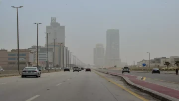 عاجل.. إنذار أحمر: عواصف ترابية مدمرة تشل الرؤية تماماً في الشرقية… المواطنون محاصرون!