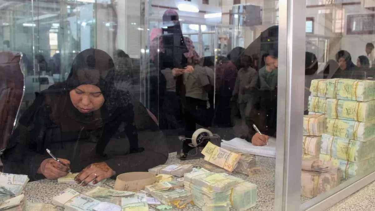 عاجل.. عاجل: صنعاء تفاجئ الآلاف.. صرف مرتبات أكتوبر 2025 يبدأ رسمياً عبر البريد اليمني!