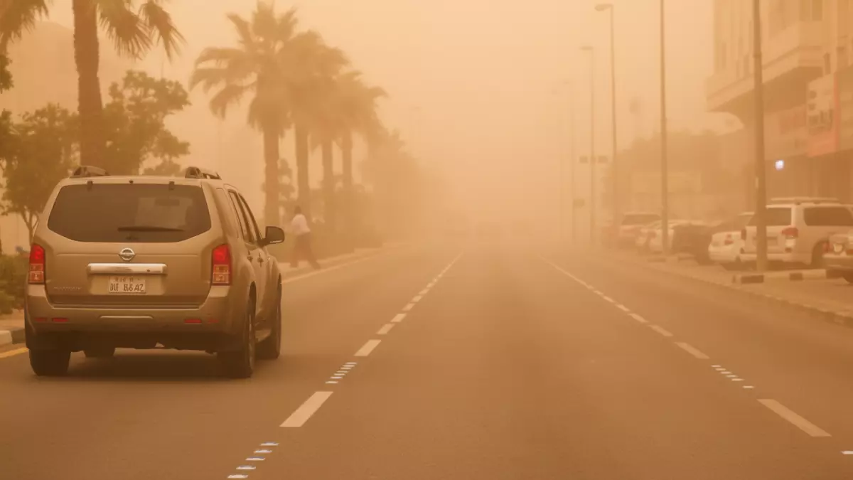 عاجل.. عاجل: عاصفة ترابية مرعبة تضرب المملكة وتخفي الشوارع تماماً – شاهد اللحظات المخيفة!