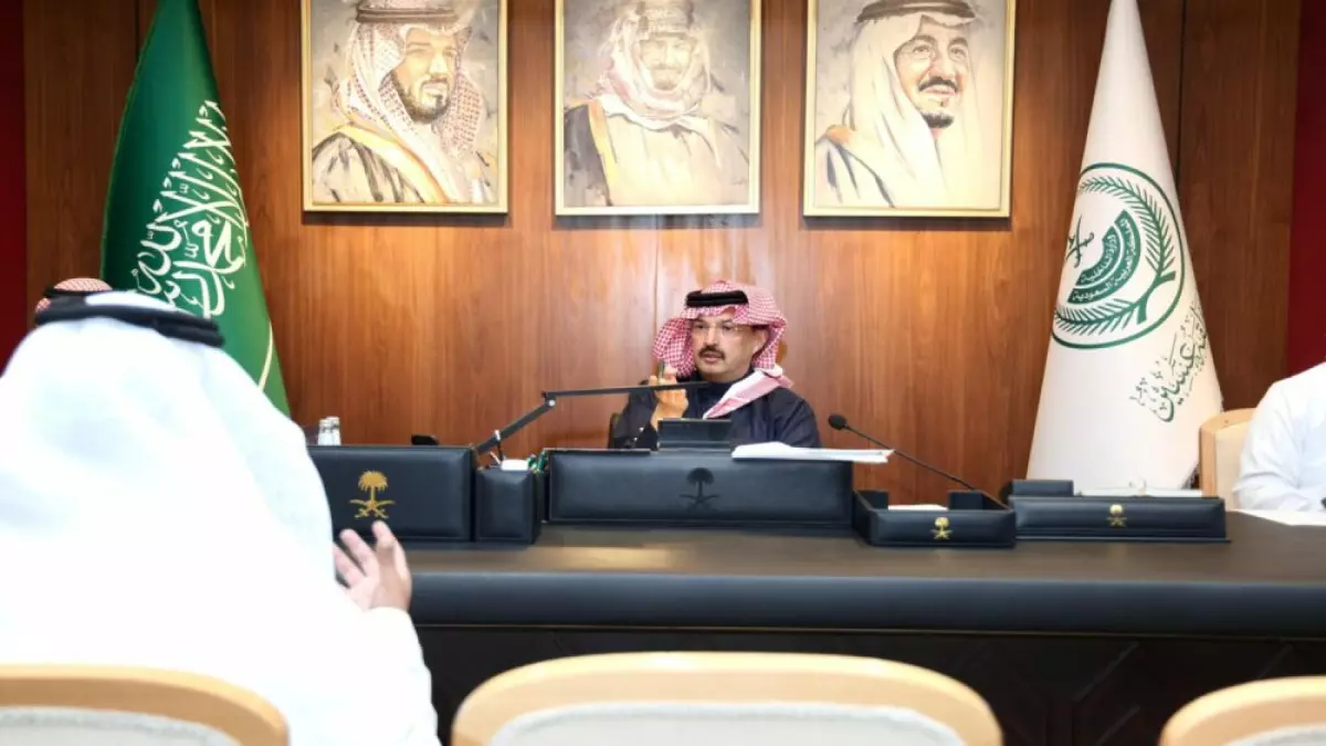 عاجل.. عاجل: أمير عسير يُكلف موظفاً شخصياً لخدمة مواطن مسن ويكرم متبرعاً بكليته لغريبة!