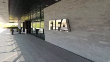 عاجل.. فضيحة: فيفا يطيح بـ15 نادياً سعودياً من دوري روشن… الشباب وضمك في مقدمة المعاقبين!