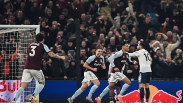 عاجل.. صادم: روجرز يدمر مانشستر يونايتد بثنائية قاتلة – الفيلانز يقفزون للمركز الثالث!