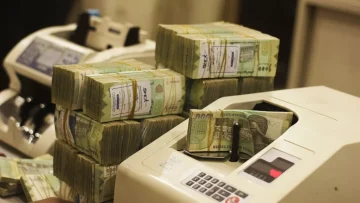 عاجل.. عاجل: موظفو عدن يصرخون “أين باقي رواتبنا؟” بعد صرف شهرين فقط من 12 شهراً مستحقاً!