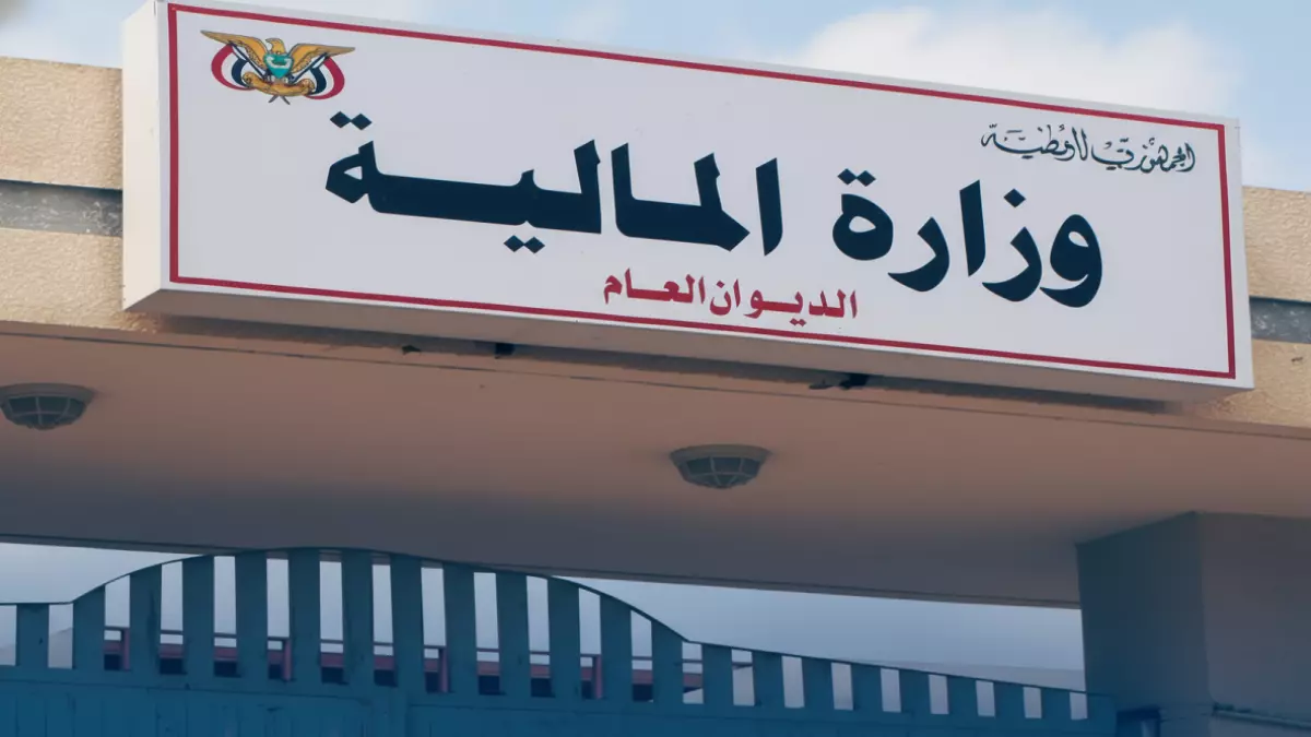 عاجل.. عاجل: اليمن تصرف مرتبات 4 أشهر دفعة واحدة لآلاف الموظفين… انفراجة تاريخية بعد انتظار مرير!