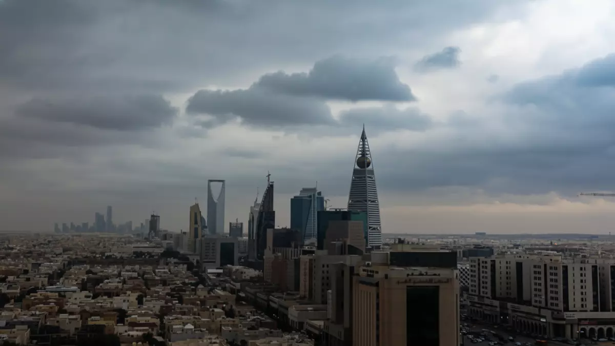 عاجل.. عاجل: موجة برد قطبية تضرب السعودية اليوم… الرياض تحت الضباب والحرارة تنهار لـ6 درجات!