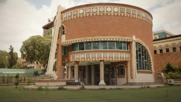 عاجل.. عاجل: البنك المركزي يثبت سعر الدولار عند 530 ريال… هل يستمر الاستقرار؟