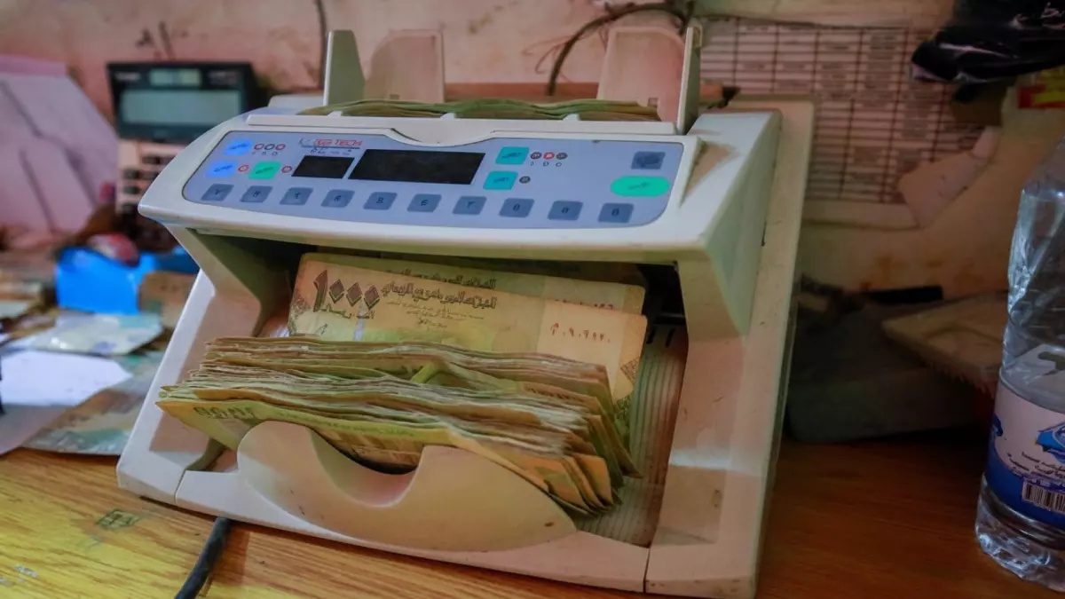 عاجل.. صادم: الريال اليمني ينهار بفارق جنوني 300%… الدولار في عدن بـ1633 وفي صنعاء بـ540!