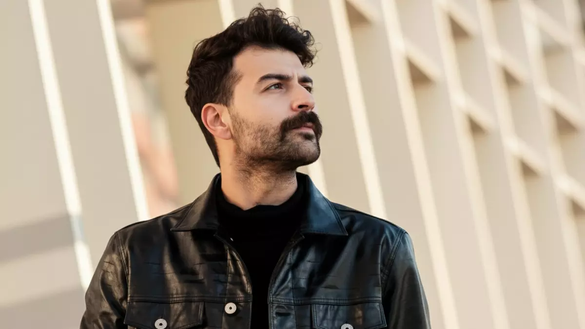 عاجل.. عقيل الرئيسي يكشف سر وجهه المنتفخ: “أدفع مليون بس أبي أحك راسي”!