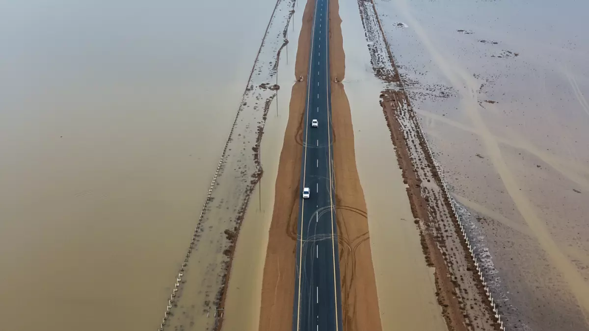 عاجل.. شاهد: معجزة الطبيعة في شقراء… بحيرة سحرية تتشكل وسط الصحراء خلال ساعات!