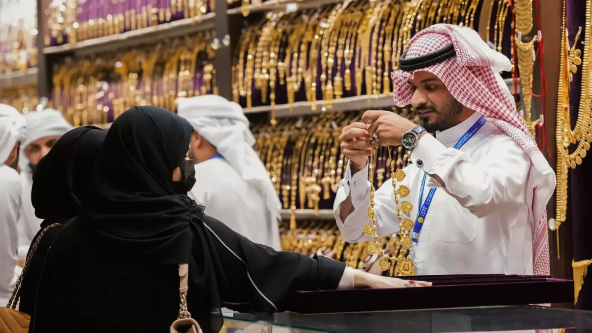 عاجل.. عاجل: قفزة جنونية في أسعار الذهب السعودية اليوم.. عيار 21 يتجاوز الـ472 ريال والجنيه الذهب ينفجر فوق 3700!