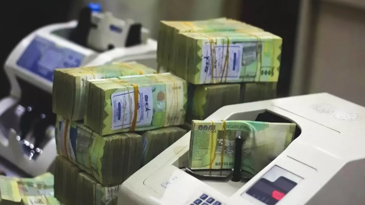 عاجل.. صادم: الدولار يقفز لـ 1630 ريال في عدن مقابل 536 في صنعاء… هل ينهار الاقتصاد اليمني؟