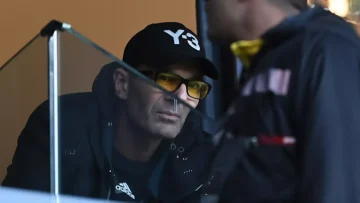 عاجل.. شاهد: زيدان يظهر في مدرجات الرباط لأول مرة مساندًا نجله لوكا حارس الجزائر ضد السودان!