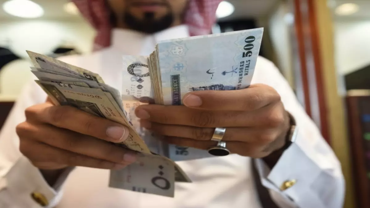 عاجل.. عاجل: صدمة الـ 8000 ريال… السعودية تفجر قنبلة مالية تفصل المقيمين عن عائلاتهم إلى الأبد!
