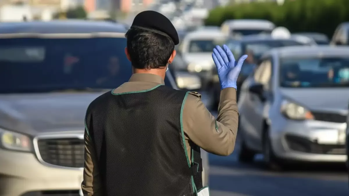 عاجل.. عاجل: مرور السعودية يحذر بشدة… خطأ قاتل يرتكبه 90% من السائقين قبل تغيير المسار!