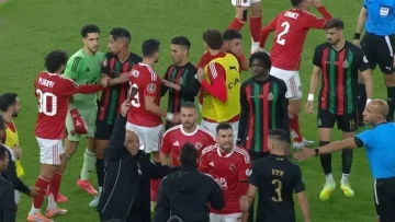 عاجل.. عاجل: كاف يُسقط مطرقة العدالة على الجيش الملكي – 100 ألف دولار غرامة وحرمان من الجماهير!