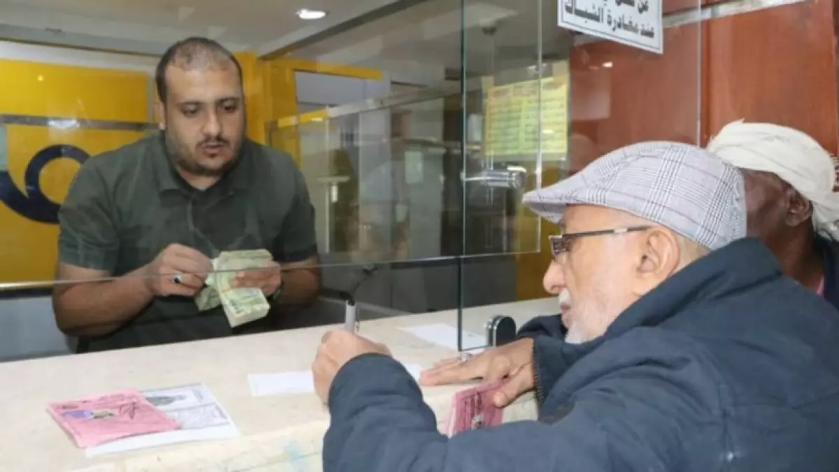 عاجل.. عاجل: هيئة التأمينات بصنعاء تصرف نصف معاش المتقاعدين عبر البريد… هل ستحل أزمة المرتبات؟