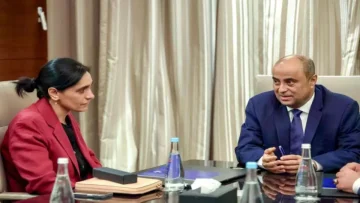 عاجل.. عاجل: أول ظهور لرئيس الوزراء اليمني بعد مغادرته عدن سراً – لقاء خطير مع بريطانيا يكشف المستور!