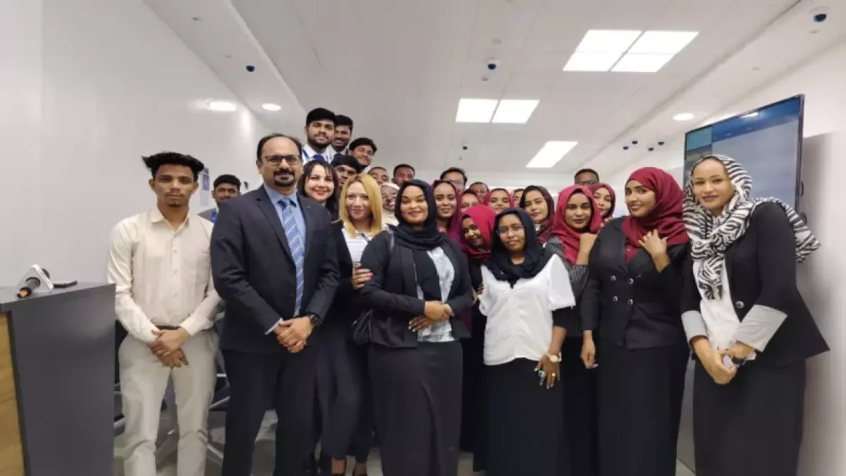 عاجل.. صادم: مواطنو هذه الدولة يقفون يومين كاملين لدفع رسوم التأشيرة السعودية… والسبب محير!