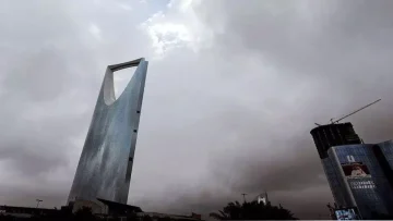 عاجل.. عاجل: عاصفة مدمرة تضرب السعودية الآن… انعدام رؤية كامل و9 مدن تغرق في الضباب!