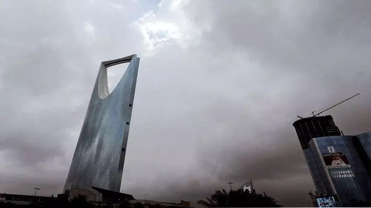 عاجل.. عاجل: عاصفة مدمرة تضرب السعودية الآن… انعدام رؤية كامل و9 مدن تغرق في الضباب!
