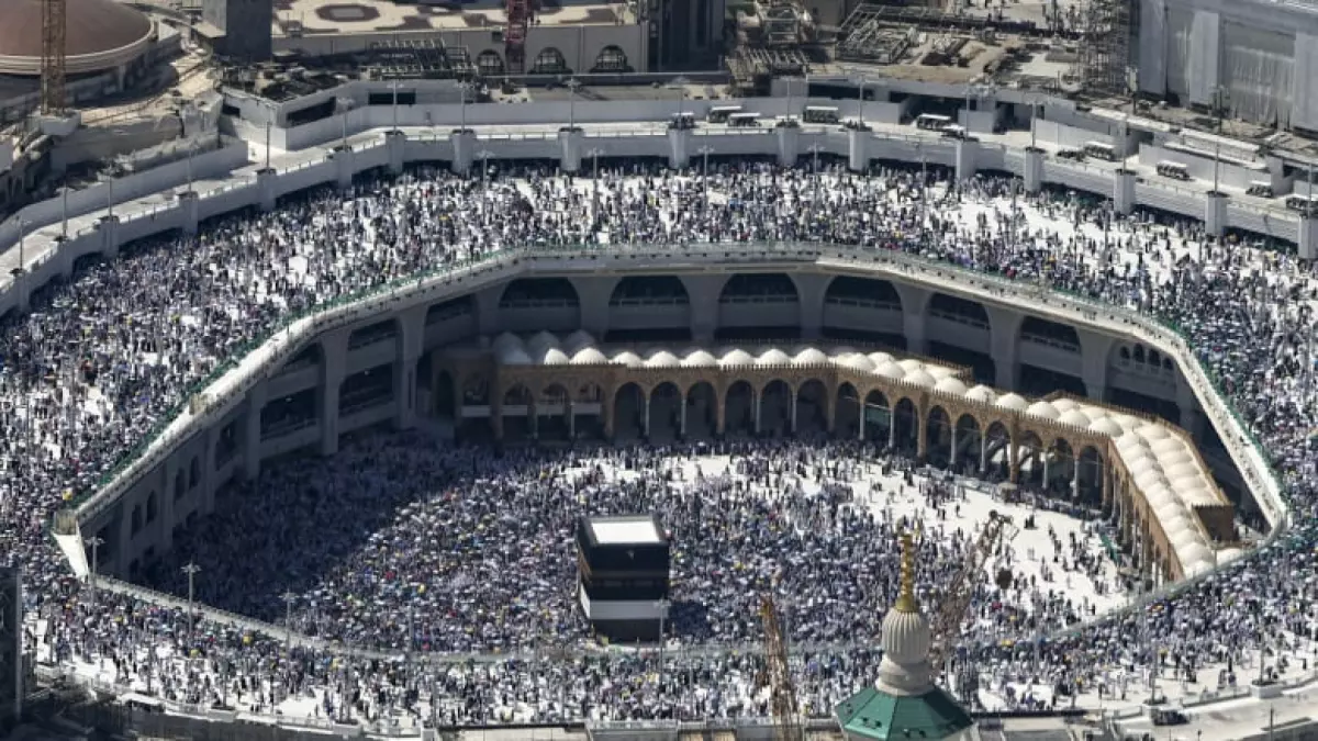 عاجل.. عاجل: فيديو مؤثر.. رجل أمن سعودي يضحي بنفسه لإنقاذ شخص قفز من الطابق العلوي للحرم المكي!