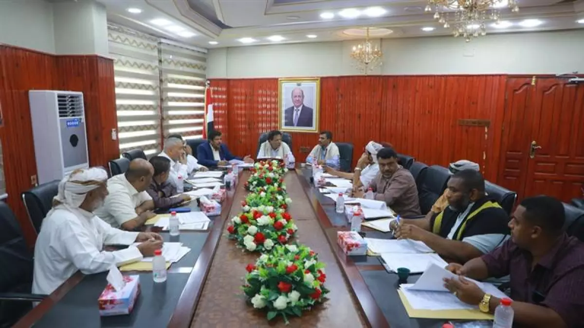 عاجل.. عاجل: محافظ المهرة يُقر موازنة صندوق النظافة 2026 رغم الأزمة المالية… هل تنقذ الخدمات من الانهيار؟