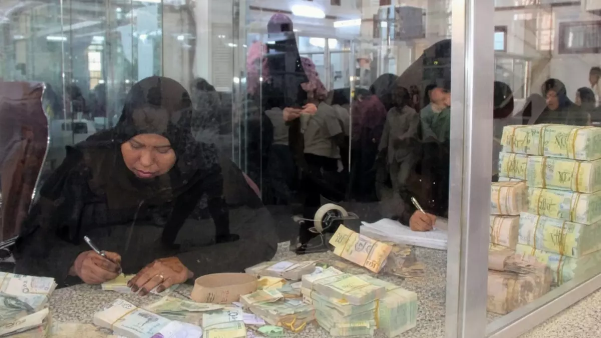 عاجل.. عاجل: بدء صرف نصف راتب نوفمبر للموظفين في صنعاء – تعرف على مواعيد وأماكن الاستلام!