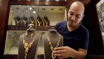 عاجل.. عاجل: انهيار الذهب 215 جنيه في يوم واحد.. هل تخسر مدخراتك بعد الرقم القياسي؟