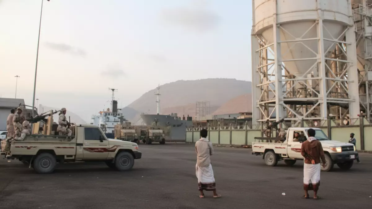 عاجل.. عاجل: تحالف الشرعية يأمر المدنيين بإخلاء ميناء المكلا فوراً.. عملية عسكرية وشيكة في حضرموت!