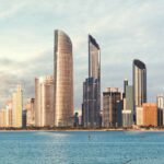 أبوظبي توقف زيادات الإيجارات وتثبت الأسعار مؤقتاً