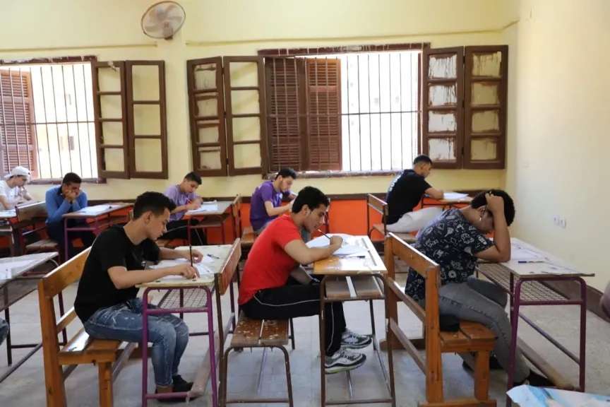 بالقلم الجاف الأزرق فقط.. التعليم تحدد ضوابط كتابة البيانات والإجابة في امتحانات الثانوية العامة