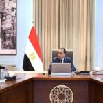 رئيس الوزراء يجتمع مع محافظ البنك المركزي ووزير المالية لاستعراض عددٍ من الملفات