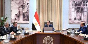رئيس الوزراء يجتمع مع محافظ البنك المركزي ووزير المالية لاستعراض عددٍ من الملفات